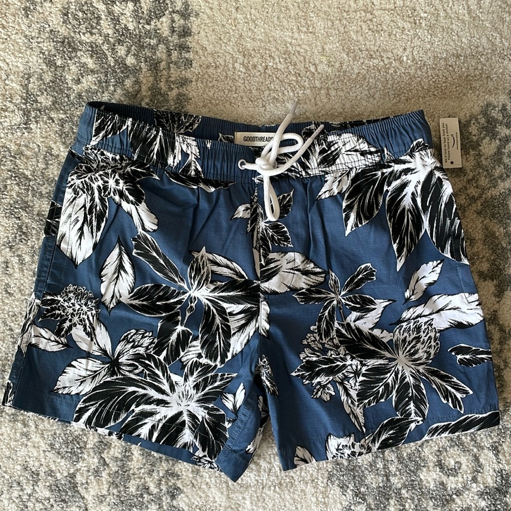 Good threads NWT Men’s swim trunks